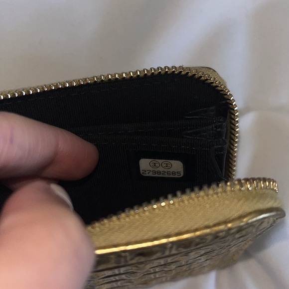 Chanel Egyptian Gold Croc Embossed Zip Around Card Holder - Picture 11 of 16